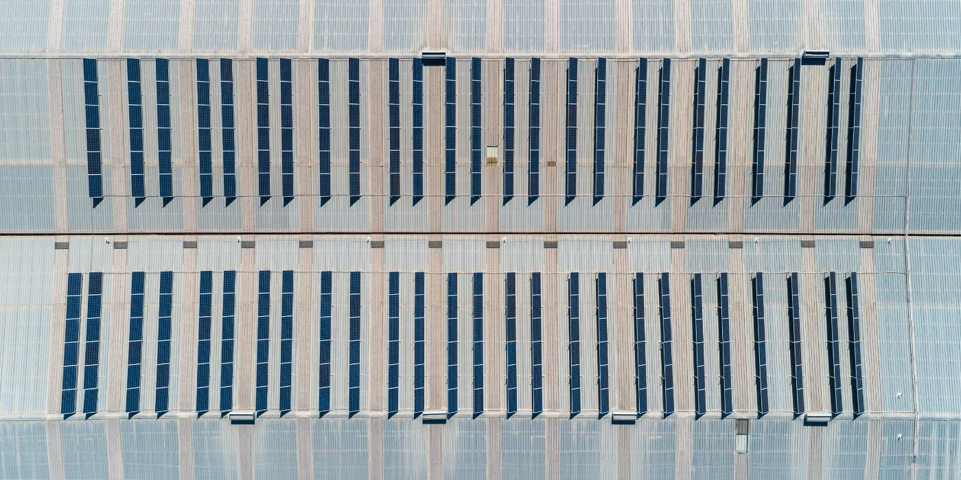 Vista aerea de la instalación de placas solares en una nave industrial