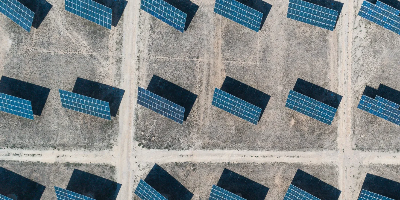 Vista aerea de la instalación de un huerto solar, donde se aprecia la perfecta disposición de los paneles solares