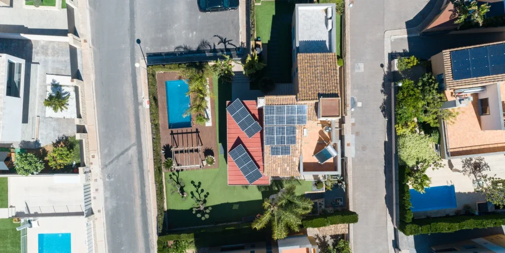 Vista aerea donde se observan varios unifamiliares con instalación fotovoltaica