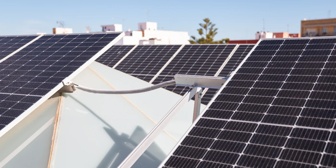 Instalación de placas solares sobre el tejado