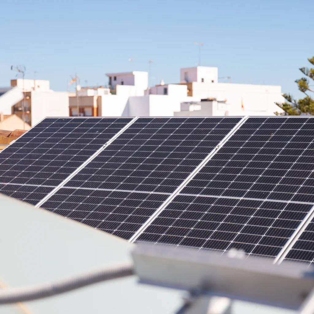 Vista de tres paneles solares en unifamiliar utilizada en el apartado de servicios mantenimiento anual