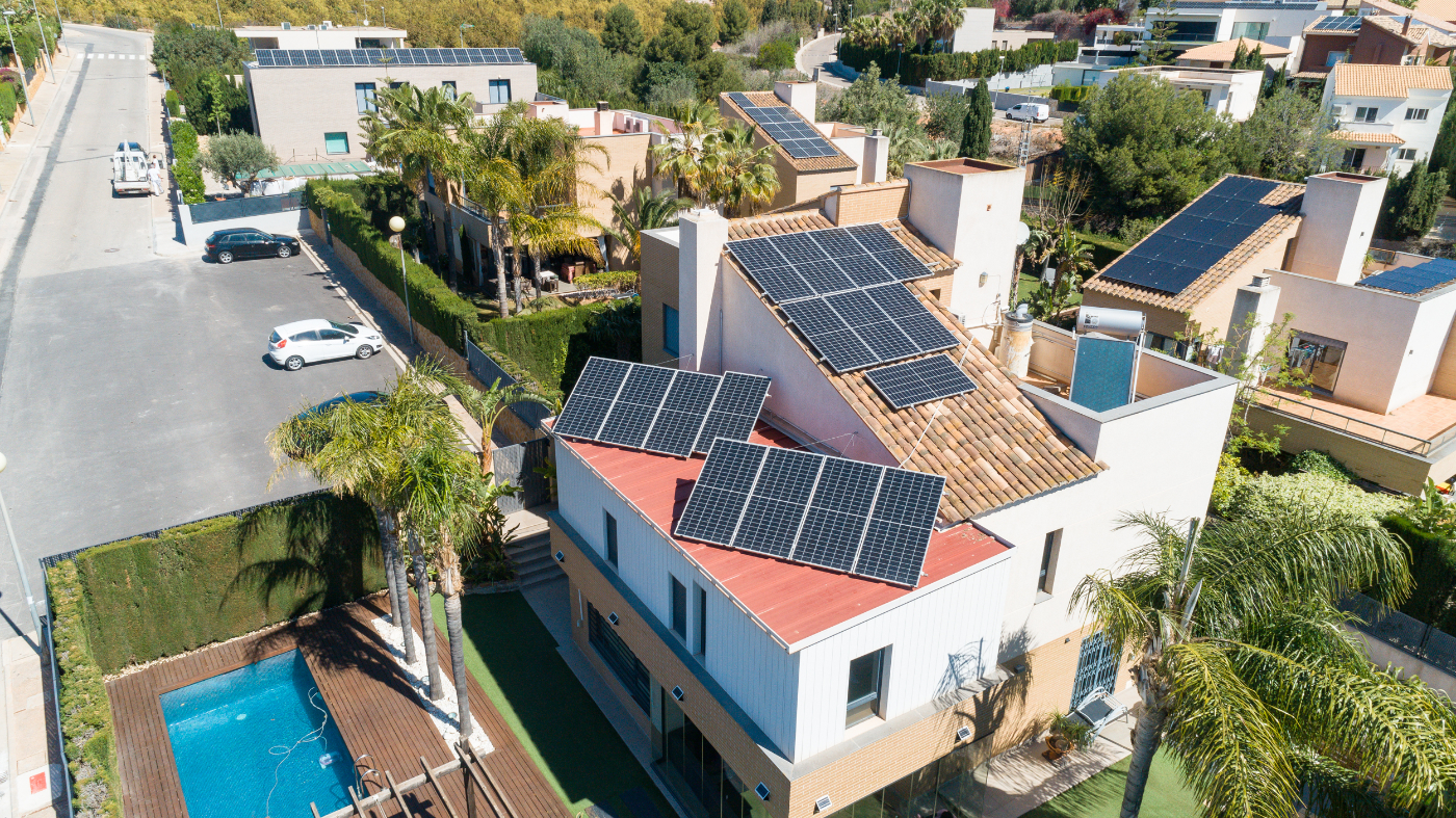 Urbanización de chalets con instalaciones fotovoltaicas