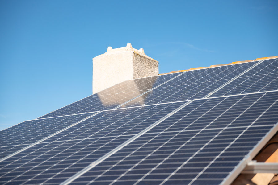 Primer plano paneles solares instalados en techo unifamiliar, utilizado en el apartado nosotros.