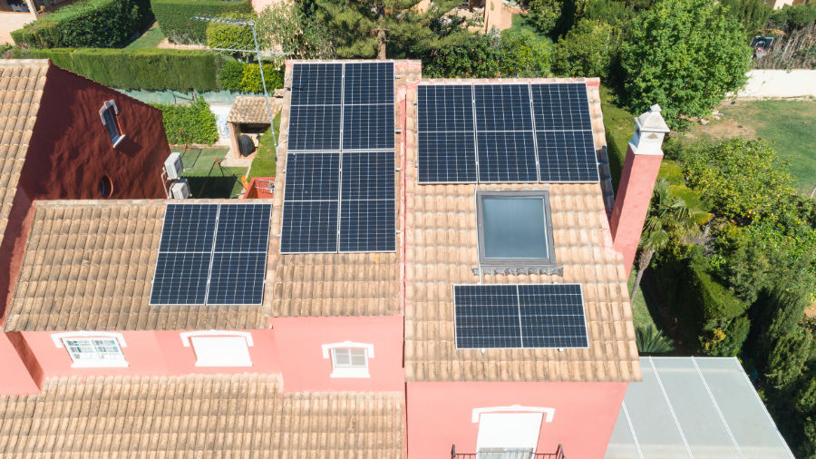 Vista aera instalación fotovoltaica en adosados realizada en la urbanización Alfinach de Puzol