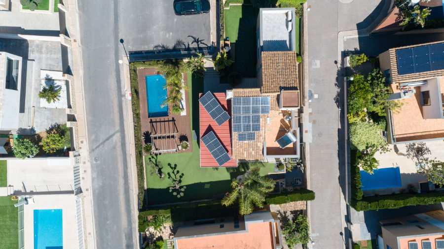 Urbanización de chalets con instalaciones fotovoltaicas