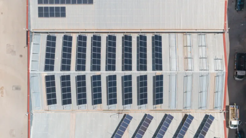 Instalación de paneles solares sobre una nave industrial de la población de Caudete