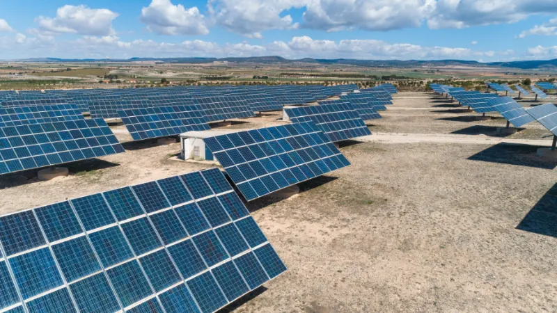 Vista de un campo solar con los paneles perfectamente dirigidos para recibir los rayos del sol en la población de Yecla